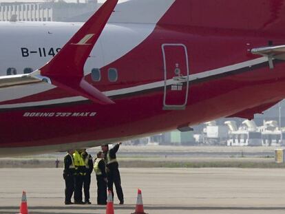 Un Boeing 737 MAX 8, en el aeropuerto de Shanghai, este martes. En vídeo, dos especialistas analizan las características del Boing 737.