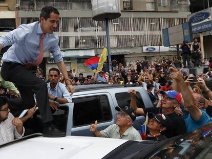 Foto: Juan Guaidó, este martes, en una calle de Caracas. / En vídeo: declaraciones del líder opositor.