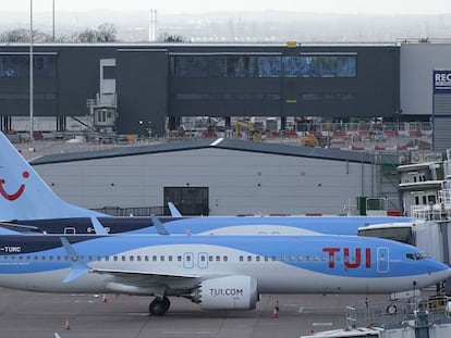 Aviones Boeing 737 Max-8 en el aeropuerto de Manchester, este martes. En vídeo, dos especialistas analizan las características del Boeing 737 MAX.