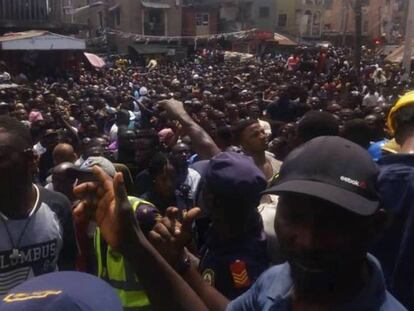 Operações de resgate depois do desmoronamento da edificação no centro de Lagos (Nigéria). No vídeo, imagens do ocorrido.