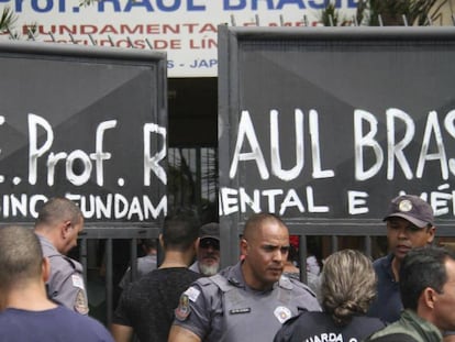 Policías en la entrada de la escuela Raul Brasil. En vídeo, así fue la masacre.