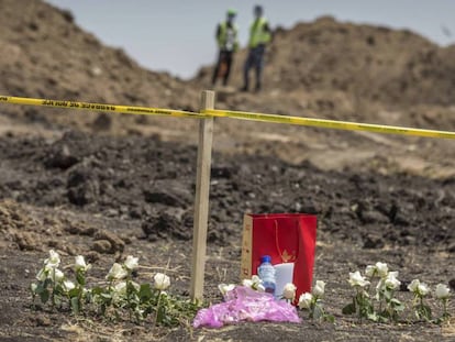 Flores depositadas junto a los restos del avión siniestrado cerca de Bishoftu (Etiopía). En vídeo, declaraciones del ministro canadiense de Transporte.