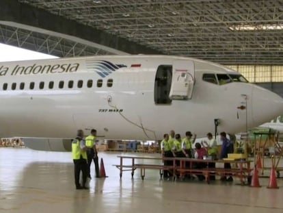 Los técnicos inspeccionan un Boeing 737 MAX 8 en un hangar del aeropuerto de Soekarno Hatta, en Yakarta (Indonesia). En vídeo, declaraciones de pasajeros de uno de estos aviones tras su paralización en EE UU este miércoles.