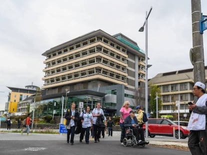 En la foto, uno de los sobrevivientes (a la derecha) en las proximidades del Hospital Christchurch. En el vídeo, declaraciones de testigos y autoridades, y momento de la detención de uno de los autores.