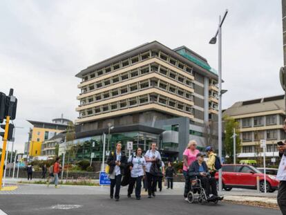 En la foto, uno de los sobrevivientes (a la derecha) en las proximidades del Hospital Christchurch. En el vídeo, declaraciones de testigos y autoridades, y momento de la detención de uno de los autores.