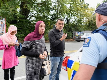 Feligreses preguntan a un policía frente a la mezquita Al Noor después del atentado en Christchurch (Nueva Zelanda). En vídeo, declaraciones de testigos y autoridades, y la detención de uno de los atacantes.