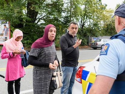 Feligreses preguntan a un policía frente a la mezquita Al Noor después del atentado en Christchurch (Nueva Zelanda). En vídeo, declaraciones de testigos y autoridades, y la detención de uno de los atacantes.