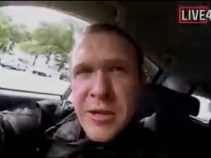 Captura del vídeo del atentado en el que aparece uno de los autores, que fuentes policiales australianas identifican como Brenton Tarrant. En vídeo, así han sido los atentados.