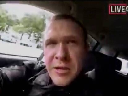 Captura del vídeo del atentado en el que aparece uno de los autores, que fuentes policiales australianas identifican como Brenton Tarrant. En vídeo, así han sido los atentados.