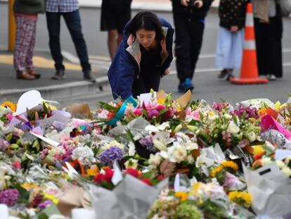 Ofrenda floral junto a la mezquita de Al Noor Masjid en Christchurch, Nueva Zelanda. En vídeo, declaraciones de la primera ministra.