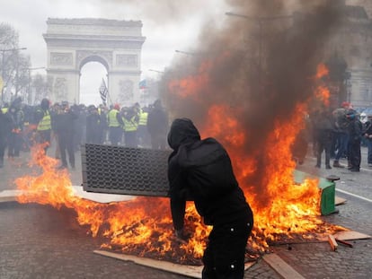 Protesta de los 'chalecos amarillos' este sábado ante el Arco del Triunfo, en los Campos Elíseos de París.