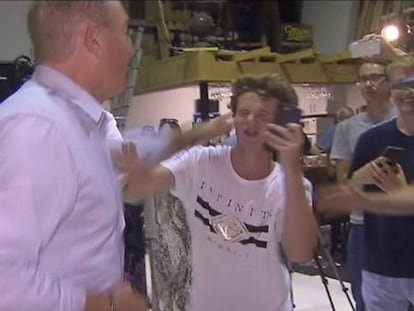 Momento en el que el senador australiano Fraser Anning golpea a un adolescente que le había estrellado un huevo en la cabeza.