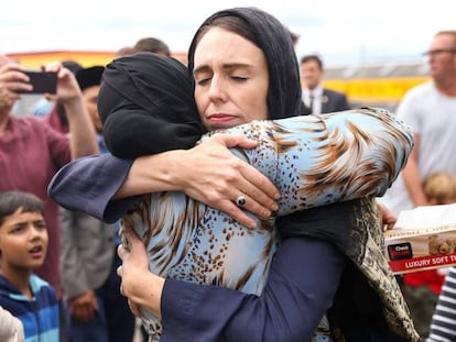 La primera ministra de Nueva Zelanda Jacinda Ardern abraza a una mujer, hoy en una mezquita de Wellington.