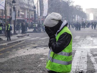 Un 'chaleco amarillo' durante la manifestación del 16 de marzo en París