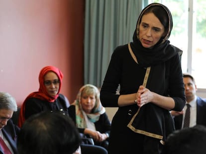 La primera ministra de Zueva Zelanda, Jacinda Ardern, junto a representantes de la comunidad musulmana el 16 de marzo de 2019. En vídeo, sus primeras declaraciones tras el atentado del viernes.