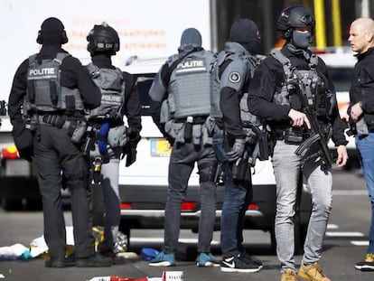 Varios agentes de policía, en la plaza 24 de Octubre de Utrecht, en la que este lunes ha tenido lugar un tiroteo.