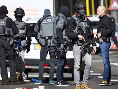 Varios agentes de policía, en la plaza 24 de Octubre de Utrecht, en la que este lunes ha tenido lugar un tiroteo.