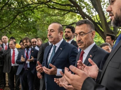 El vicepresidente turco, Fuat Oktay, y el ministro de Exteriores, Mevlut Çavusoglu, rezan este lunes cerca de la mezquita Al Noor, una de las atacadas en el atentado del pasado viernes. En vídeo, reconocimientos a las víctimas del atentado.