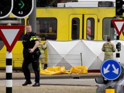 Foto: Los equipos de rescate colocan una pantalla en el lugar del atentado en Utrecht.