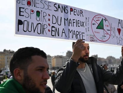 Manifestantes argelinos este domingo en Marsella, Francia, en defensa de una Argelia libre y democrática. En vídeo, crónica de las protestas de este martes en Argel.