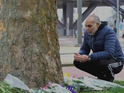 Dos personas dejan flores este martes en el lugar del tiroteo de Utrecht. En vídeo, El principal sospechoso del atentado de Utrecht ha pasado la noche detenido.
