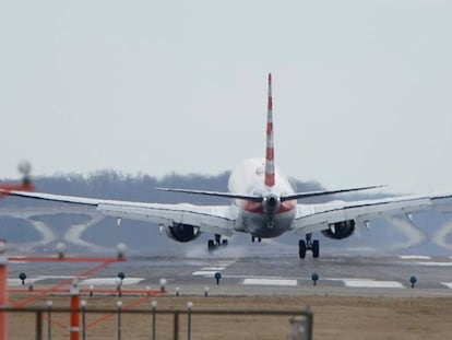 Un B737 MAX de la compañía American Airlines aterrizando. En vídeo, Dennis Mullenburg, CEO de Boeing, habla sobre los aviones siniestrados.