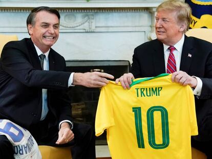 Bolsonaro entrega a Trump una camiseta de la selección brasileña en la Casa Blanca. En vídeo, declaraciones de Trump.