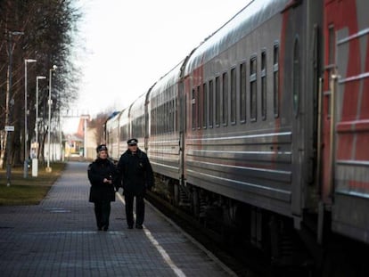 Dos oficiales lituanos vigilan el tren ruso en la estación de Kybartai, en la frontera con Kaliningrado, el 6 de marzo de 2019.