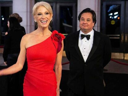 Kellyanne Conway y su marido, George, en la fiesta inaugural de la presidencia de Trump en enero de 2017. En vídeo, Trump carga contra
el marido de Conway.