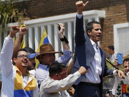 Guaidó con Roberto Marrero (izquierda), este sábado en Valencia (Venezuela). En vídeo, la inteligencia bolivariana arresta al jefe de gabinete de Juán Guaidó por la fuerza.