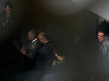El expresidente brasileño Michel Temer, en el aeropuerto de Sao Paulo. / En vídeo: la persecución del expresidente.