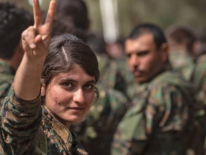 Una miliciana kurda celebra la victoria final sobre el ISIS en Siria. En vídeo, crónica del final del Estado Islámico.