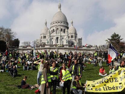 Chalecos amarillos ante la basílica del Sagrado Corazón de Montmartre, París.