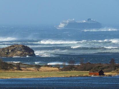 El crucero averiado 'Viking Sky', en la costa este de Noruega. En vídeo, el fuerte oleaje complica la evacuación de los pasajeros del crucero.