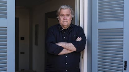 Steve Bannon, el domingo en el apartamento de su hotel en Roma. En vídeo, Bannon explica su visión sobre las elecciones europeas en un acto celebrado en Roma el pasado 21 de marzo.