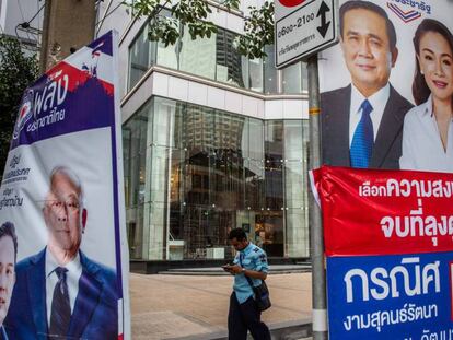 Un hombre camina este lunes en Bangkok entre carteles electorales. En vídeo, declaraciones de los responsables de la Comisión Electoral de Tailandia.
