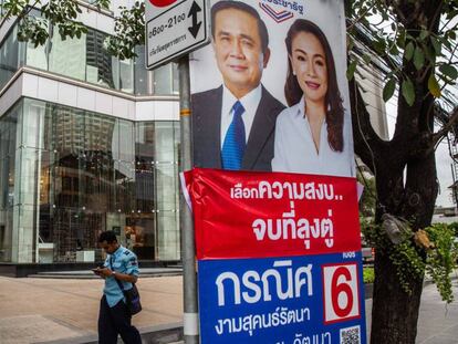 Un hombre camina este lunes en Bangkok entre carteles electorales. En vídeo, declaraciones de los responsables de la Comisión Electoral de Tailandia.