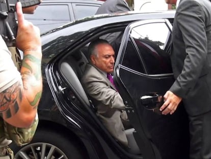 El expresidente brasileño Michel Temer sale de un coche tras ser detenido el pasado jueves en São Paulo. En vídeo, imágenes de Temer al ser liberado.