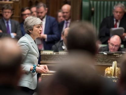 Theresa May escucha este lunes la pregunta de un diputado en la Cámara de los Comunes