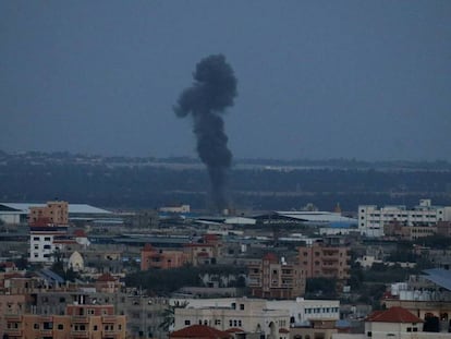 Columna de humo tras el bombardeo israelí de este lunes en el sur de Gaza. En vídeo, el presidente de EE UU, Donald Trump, firma el reconocimiento de la soberanía del Estado judío sobre la zona siria ocupada desde 1967.