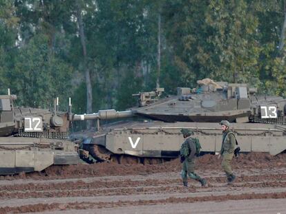 Carros de combate israelíes Merkava, este martes en la frontera de Gaza.