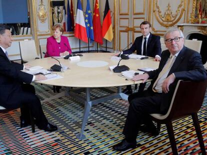 El presidente chino Xi Jinping, la canciller alemana Angela Merkel, el presidente francés Emmanuel Macron, y el presidente de la Comisión Europea Jean-Claude Juncker, reunidos en París.