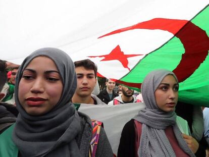 Estudiantes argelinos participan en una manifestación contra Abdelaziz Buteflika, este martes en Argel (Argelia). En vídeo, la declaración televisada del jefe del Estado Mayor argelino.