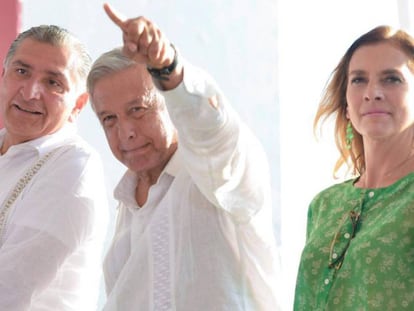 Andrés Manuel López Obrador, acompañado de su esposa Beatriz Gutiérrez Müller, en Tabasco, este lunes.
