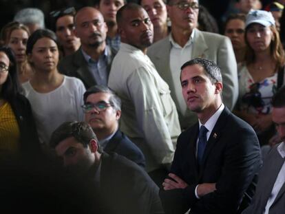 El presidente interino de Venezuela, Juan Guaidó, este jueves en Caracas. En vídeo, el régimen de Maduro intenta apartar a Guaidó con una inhabilitación de 15 años. En vídeo, declaraciones de Guaidó.