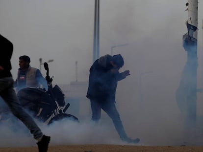 Manifestantes palestinos entre gas lacrimógeno lanzado por Israel, el viernes en la frontera de Gaza.