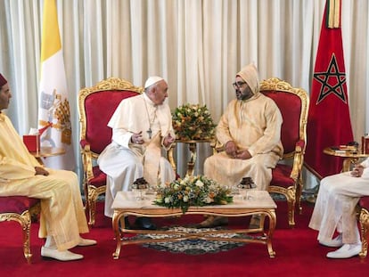El Papa Francisco, recibido por el rey de Marruecos Mohammed VI junto a su hijo el príncipe Moulay Hassan (derecha) y su hermano el príncipe Moulay Rachid (izquierda). En vídeo, el Papa Francisco aterriza en Rabat en su primera visita a Marruecos.