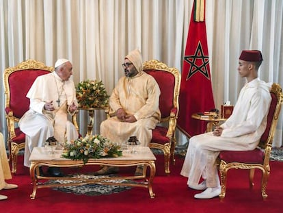 El Papa Francisco, recibido por el rey de Marruecos Mohammed VI junto a su hijo el príncipe Moulay Hassan (derecha) y su hermano el príncipe Moulay Rachid (izquierda). En vídeo, el Papa Francisco aterriza en Rabat en su primera visita a Marruecos.