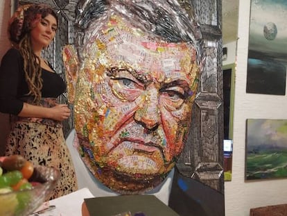 La artista ucrania Daria Marchenko con su obra 'El rostro de la corrupción', en su estudio de Kiev. En vídeo, Ucrania celebra hoy elecciones presidenciales.