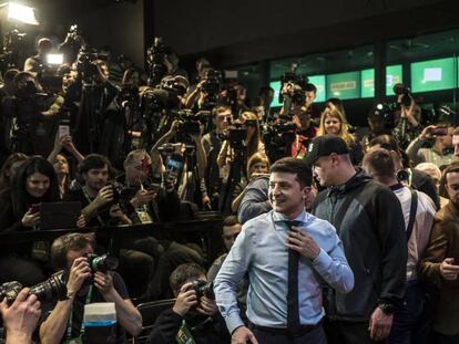 El cómico Volodymyr Zelenskiy en su cuartel electoral tras conocerse los sondeos a pie de urna, este domingo en Kiev.